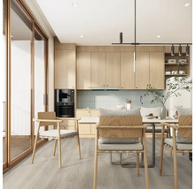 Salle à manger lumineuse avec kitchenette en bois, table à manger et chaises.