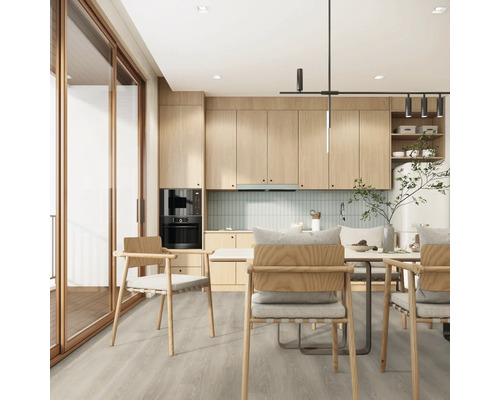 Salle à manger lumineuse avec kitchenette en bois, table à manger et chaises.