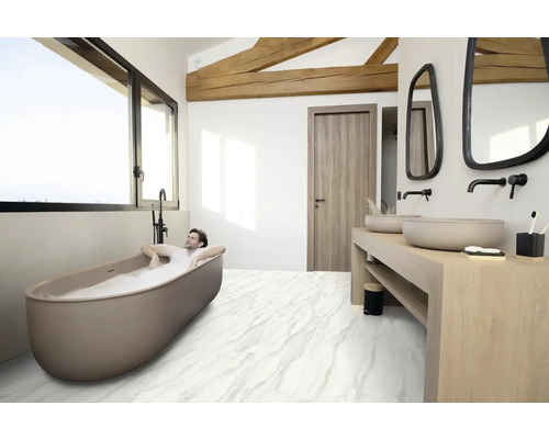 Modernes Badezimmer mit freistehender Badewanne, Waschtisch und großem Fenster