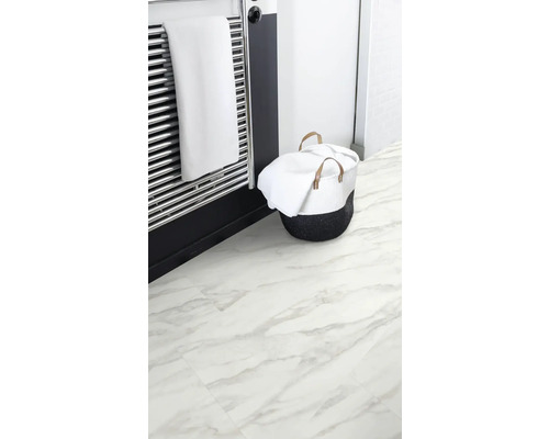 Badezimmer mit Heizkörper, Wäschekorb und Bodenbelag in Marmoroptik