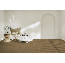 Séjour lumineux avec fauteuil, table et parquet