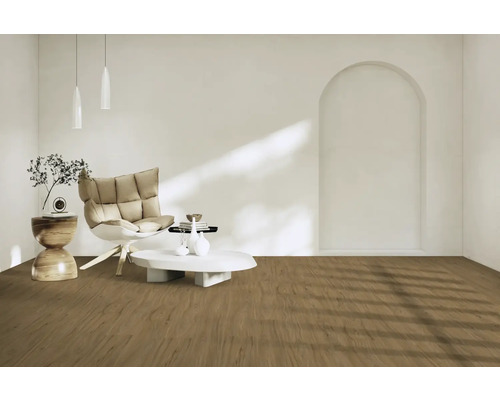 Séjour lumineux avec fauteuil, table et parquet