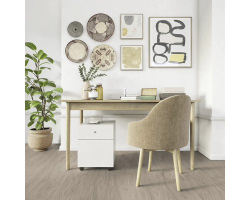 Helles Arbeitszimmer mit Schreibtisch, Bürostuhl und Wanddekoration