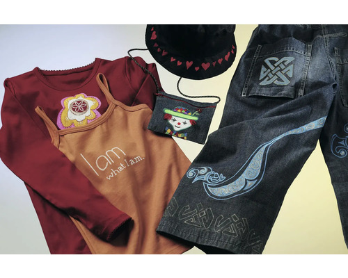 Collection de vêtements comprenant pantalon, haut, sac et chapeau