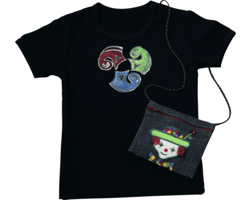 T-shirt noir avec décorations colorées et un petit sac à main