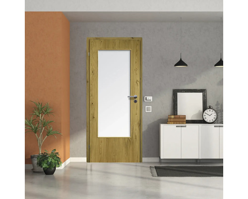 Porte intérieure en bois avec insert en verre dans une pièce lumineuse