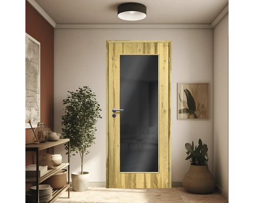 Porte intérieure en bois avec insert en verre dans un couloir.