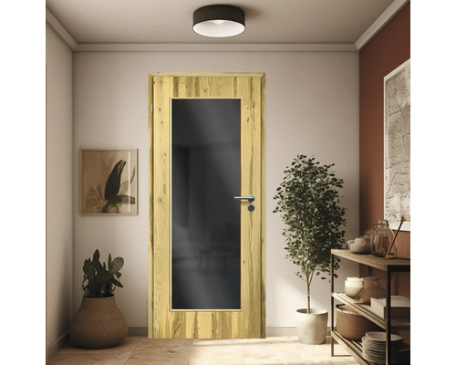 Porte intérieure avec insert en verre et cadre de porte en bois dans une pièce lumineuse