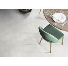 Carrelage de sol clair dans une scène de salon avec table à manger et chaise
