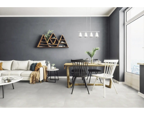 Salon avec canapé, table de salle à manger, chaises et étagère murale triangulaire