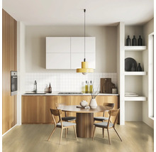 Cuisine claire avec accents de bois, table à manger et suspension