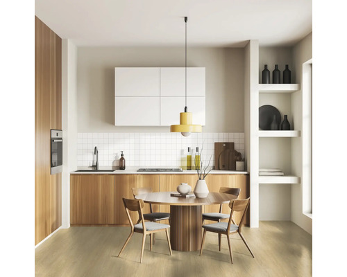 Cuisine claire avec accents de bois, table à manger et suspension