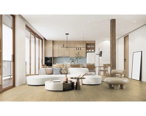 Salon lumineux avec canapé, table basse, chaise et coin cuisine.