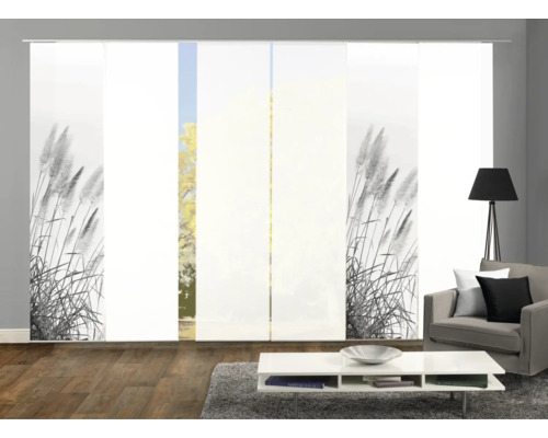 Vue d''une pièce avec des panneaux japonais avec motif d''herbes