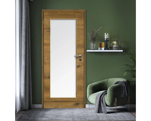 Porte en bois avec insert en verre dans un espace de vie