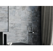 Salle de bain avec carreaux muraux aspect béton et carreaux de mosaïque