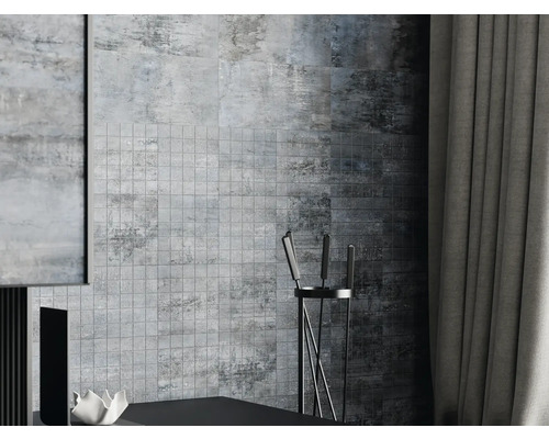 Salle de bain avec carreaux muraux aspect béton et carreaux de mosaïque