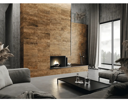 Heller Wohnraum mit verfliester Wand, Kamin und modernem Mobiliar.