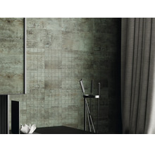 Vue d''une pièce avec des carreaux muraux de différents formats et une surface texturée.