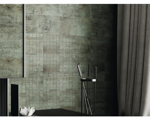 Vue d''une pièce avec des carreaux muraux de différents formats et une surface texturée.