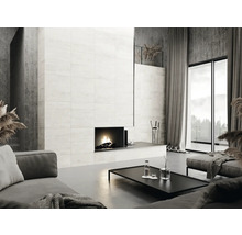 Salon lumineux avec cheminée moderne et grands carreaux