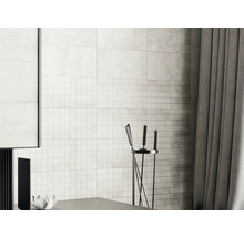 Pièce claire avec carrelage mural en céramique aspect pierre, suggestion de cheminée et rideaux