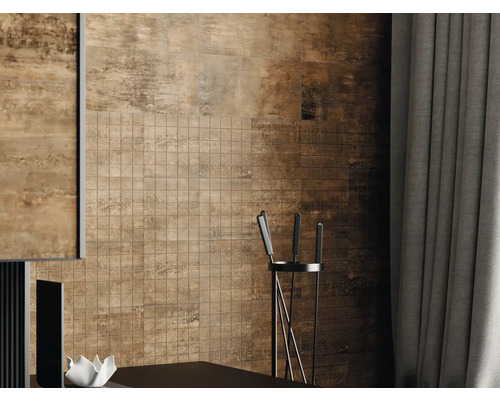 Décoration murale avec des carreaux aspect pierre et des carreaux de mosaïque pour un intérieur moderne