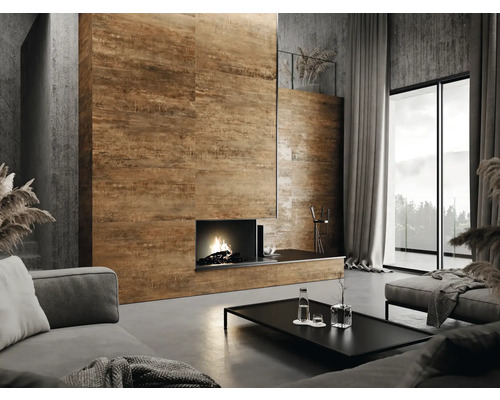 Salon avec canapé, table basse, cheminée et mur carrelé