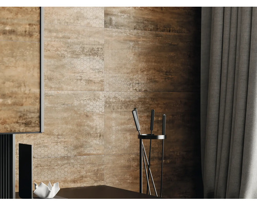 Aménagement mural avec des carreaux de céramique aspect bois et motifs hexagonaux.