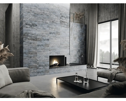 Wohnzimmer mit Sofa, Kaffeetisch, Kamin und Wandfliesen im modernen Design.