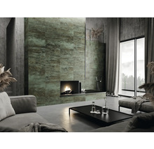 Modernes Wohnzimmer mit Kamin und gefliester Wand