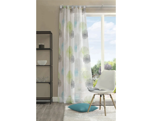 Dekorativer Fenstervorhang mit floralem Muster und Schlaufenaufhängung in einem hellen Wohnraum.