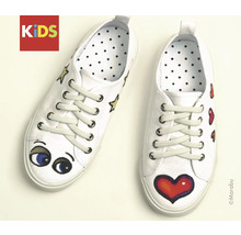 Paire de baskets blanches pour enfants avec motifs cœurs, étoiles et yeux