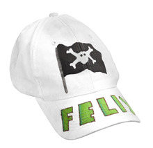 Casquette blanche avec drapeau de pirate et inscription verte