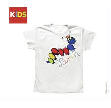 T-shirt blanc pour enfants avec un motif de chenille et le nom Sarah.