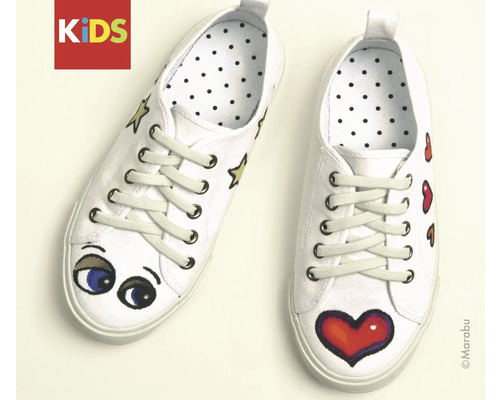 Bemalte weiße Kinderschuhe mit Schnürsenkeln