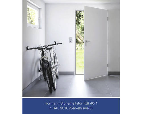 Intérieur avec vélos et porte de sécurité ouverte