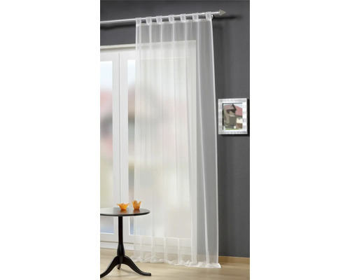 Transparenter Vorhang mit Schlaufenaufhängung vor einem Fenster.