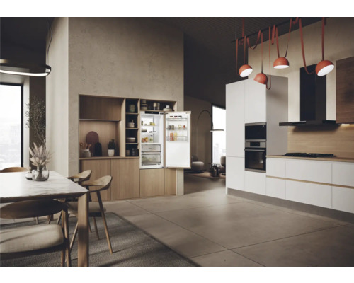Moderne Küche mit Einbaukühlschrank, Essbereich und Küchenzeile