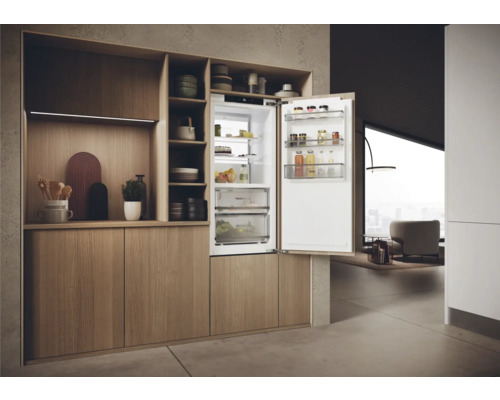 Einbaukühlschrank mit offener Tür in einer modernen Holzküche