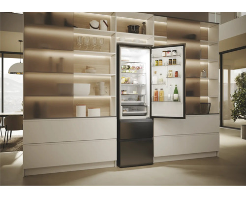 Réfrigérateur avec portes ouvertes dans une cuisine moderne