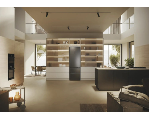Espace de vie lumineux et ouvert avec cuisine intégrée, étagères et réfrigérateur
