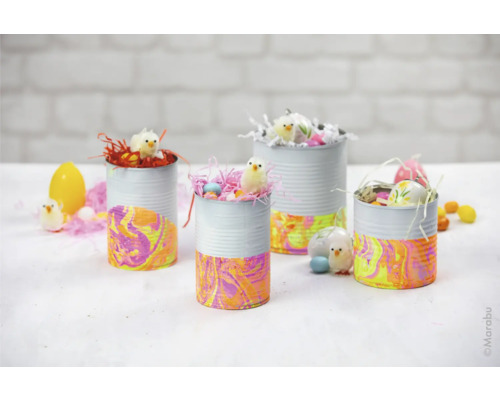 Boîtes décorées avec des poussins et des œufs de Pâques pour la décoration de Pâques.