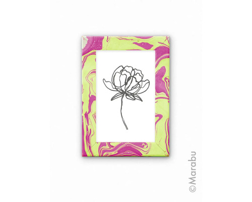 Cadre photo marbré avec croquis de fleur