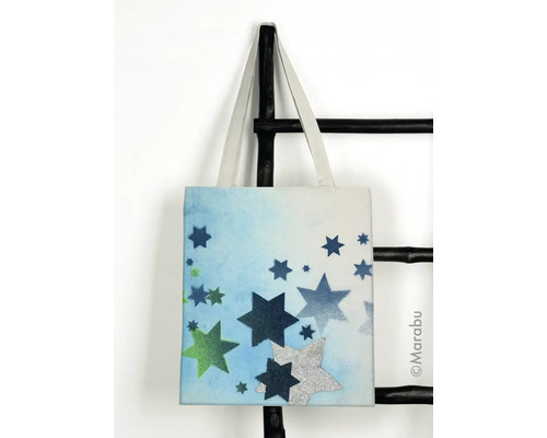 Stofftasche mit Sternenmuster an einer Leiter