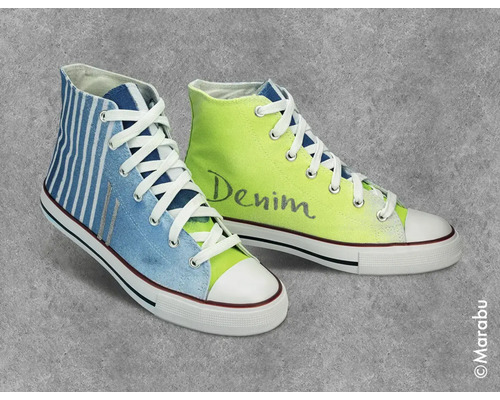 Zwei hohe Stoffschuhe mit Schnürsenkeln, einer gestreift, der andere mit dem Schriftzug Denim