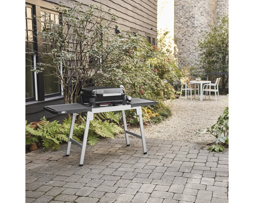 Grill Weber sur une table dans le jardin.