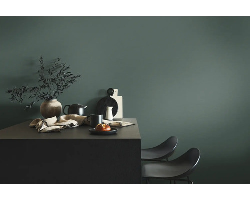 Nature morte avec vase, vaisselle et chaises devant un mur coloré