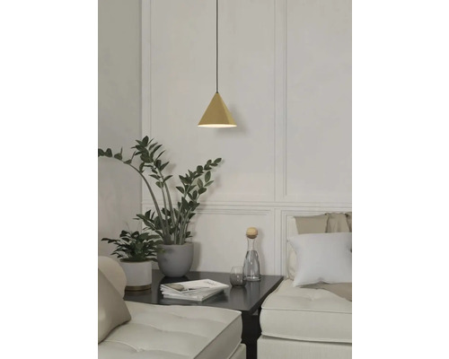 Suspension en forme de pyramide au-dessus d'une table de chevet avec décoration