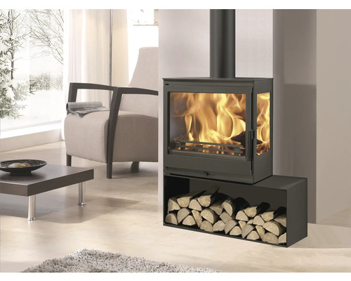 Kaminofen mit Holzscheitlager im Wohnzimmer